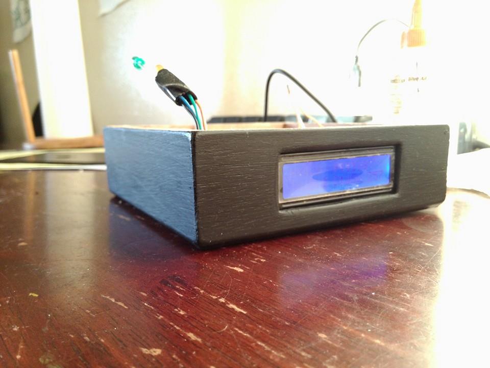 Pantalla LCD del Surf Orb mostrando información de oleaje